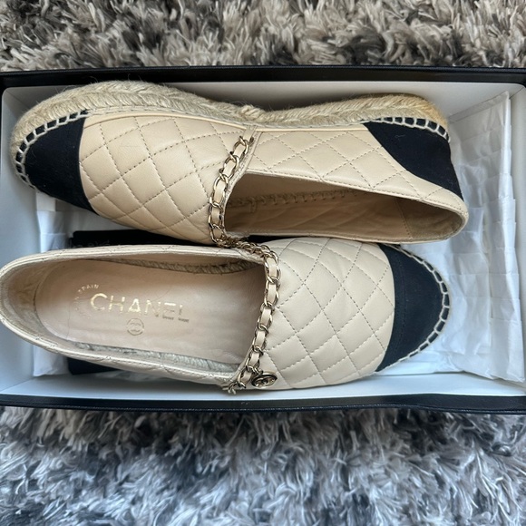 CHANEL Quilted Espadrilles, size 37, cream and black with gold accent - Picture 7 of 9
